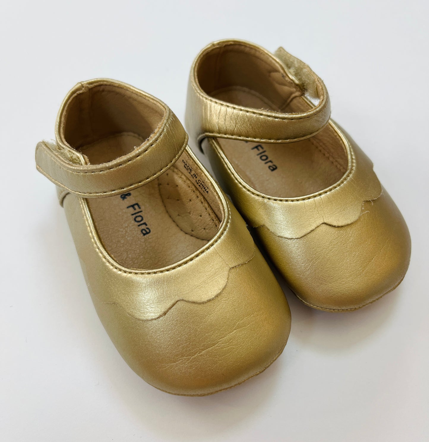 60A Baby Girls size 4 Felix & Flora gold mary janes EUC