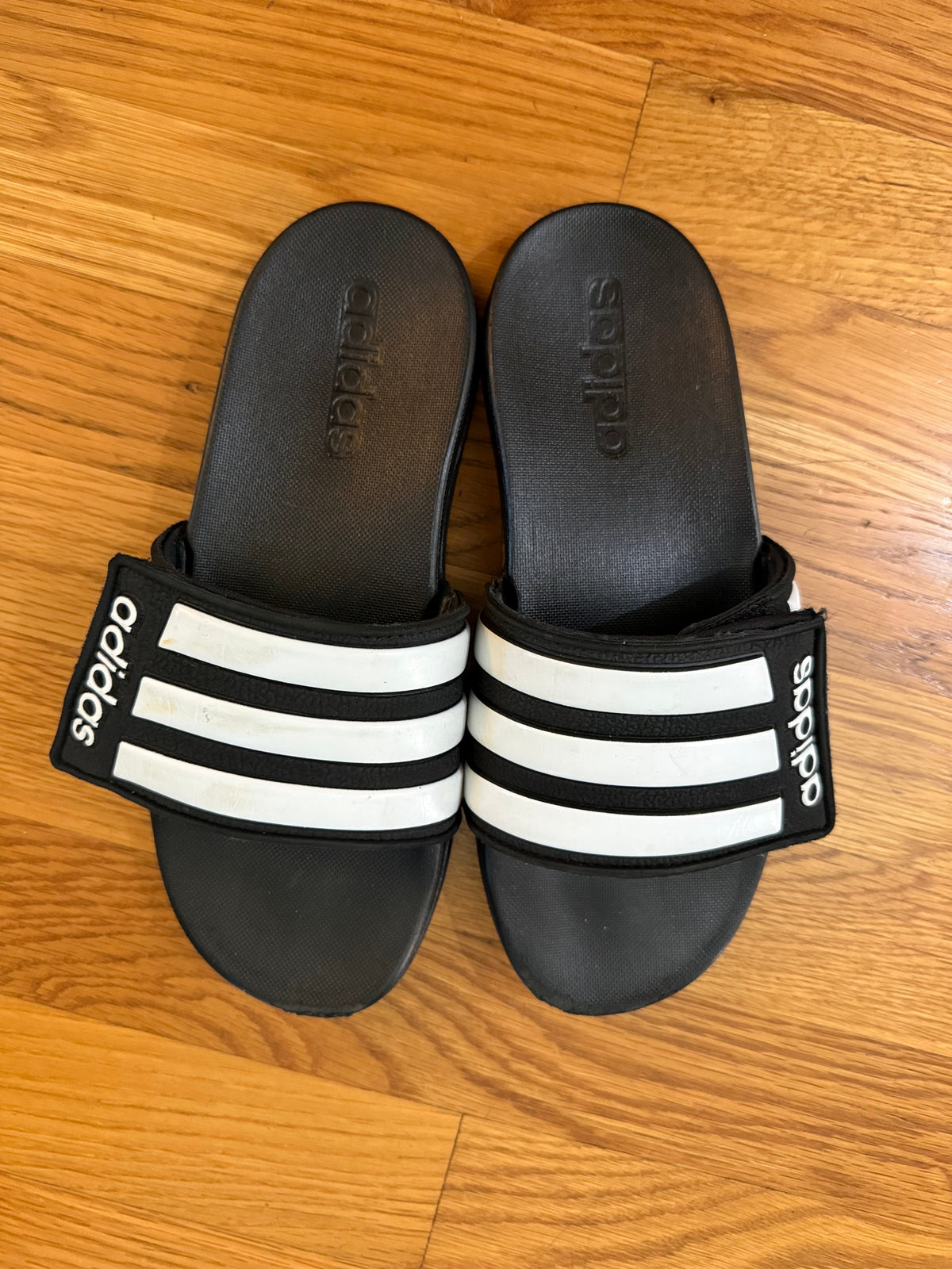 Seller #152 - VGUC boys Adidas adjustable sandals size 2