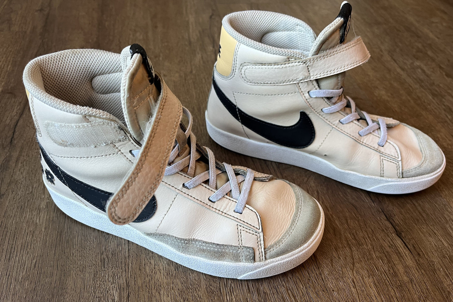 #124 Beige & Black Floral Nike High-Top Sneakers Girls Size 3