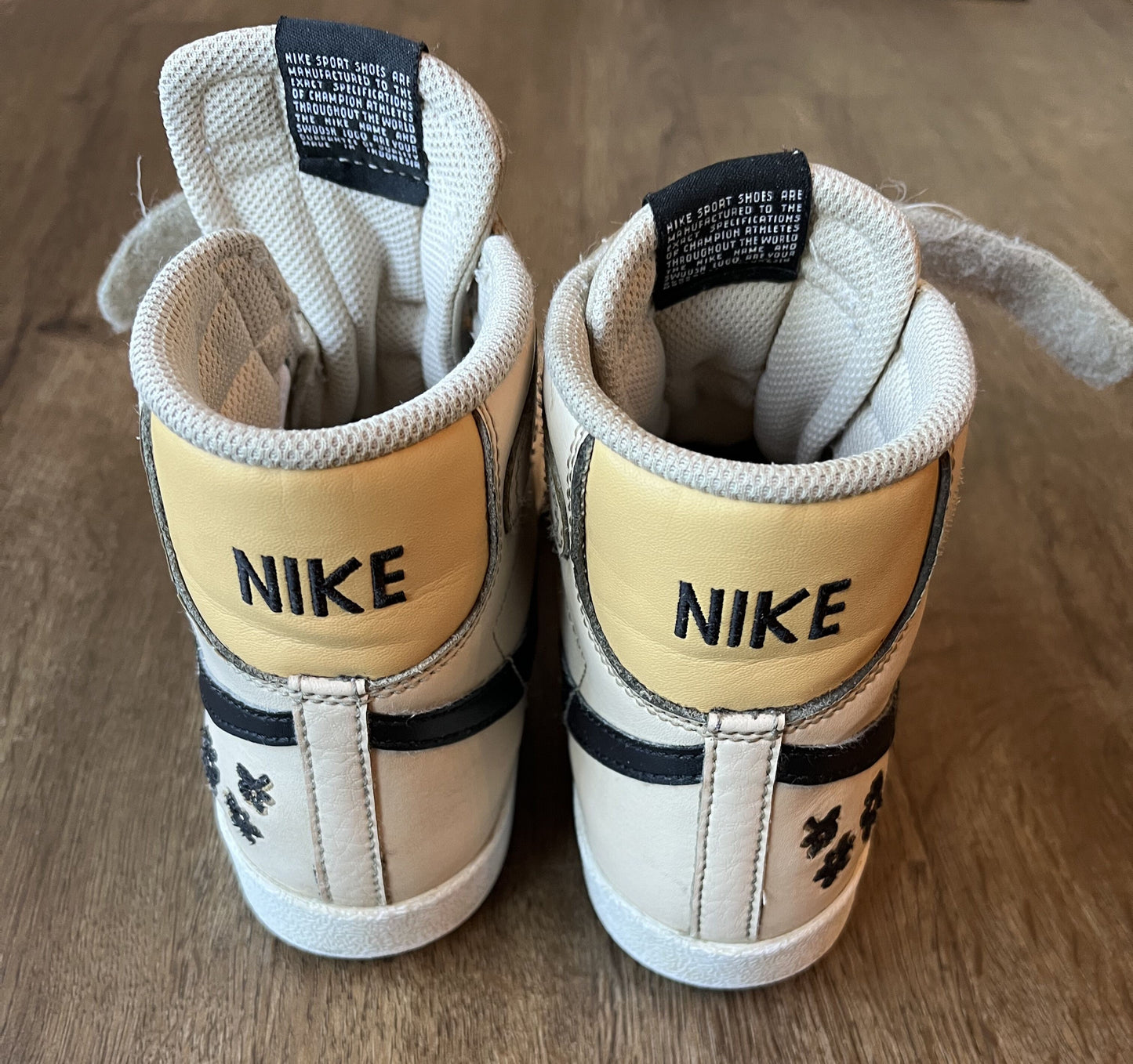 #124 Beige & Black Floral Nike High-Top Sneakers Girls Size 3