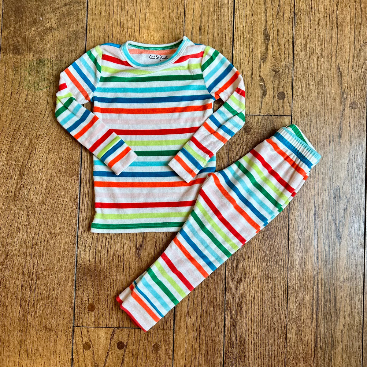 #113	EUC Cat & Jack Snuggly Soft Fleece Rainbow Striped Pajamas, size 3T (sibling match 12 mo)