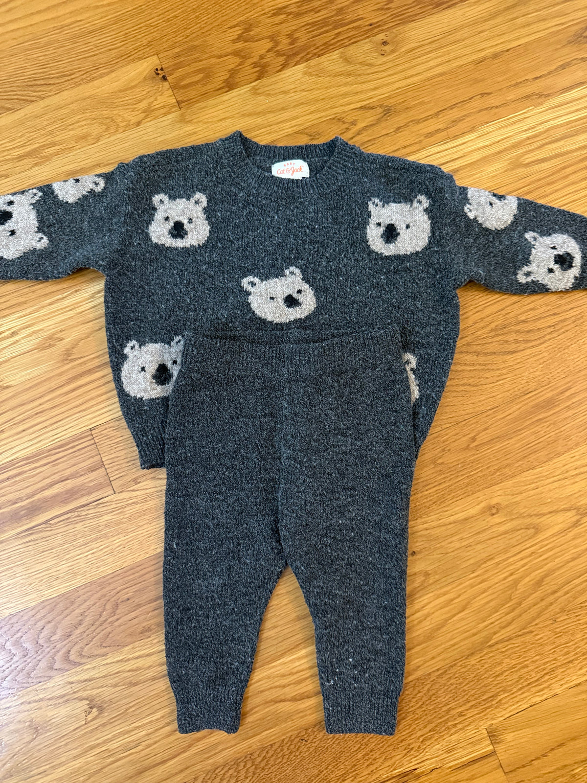 Seller #152 - gender neutral Cat & Jack 0-3 months two piece outfit