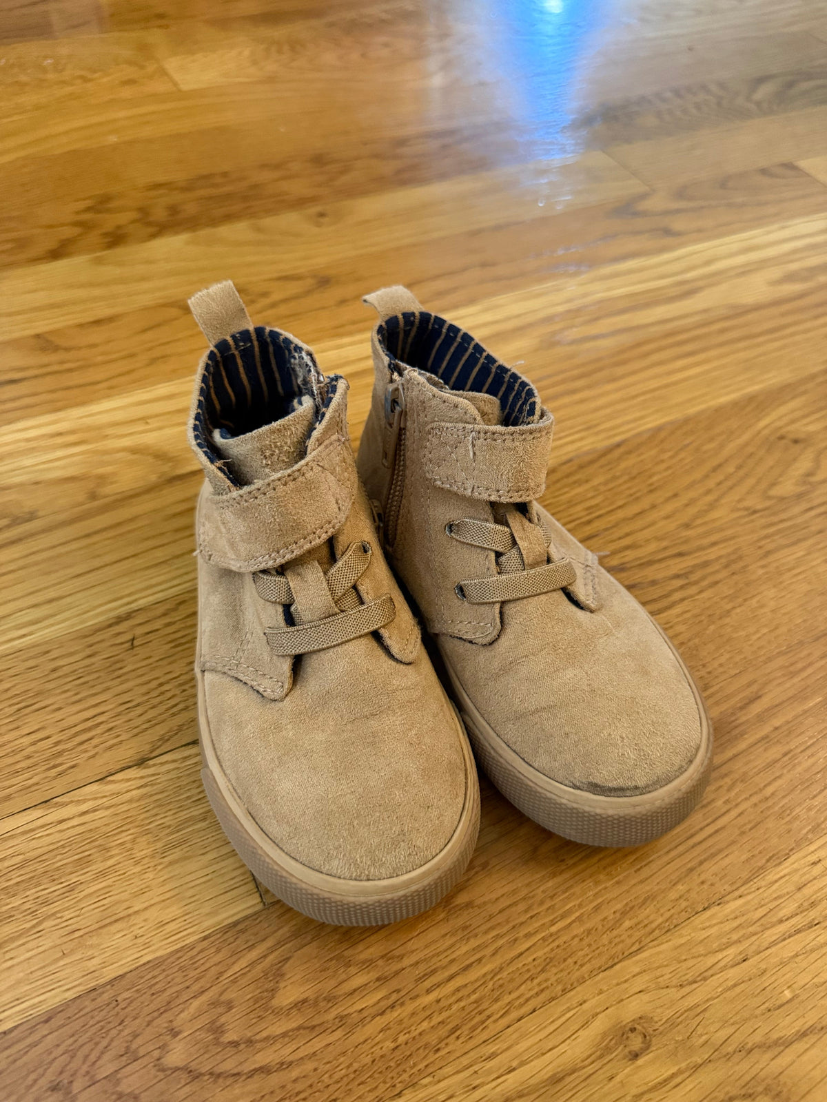 Seller #152 - VGUC Cat & Jack boys size 8 toddler shoes