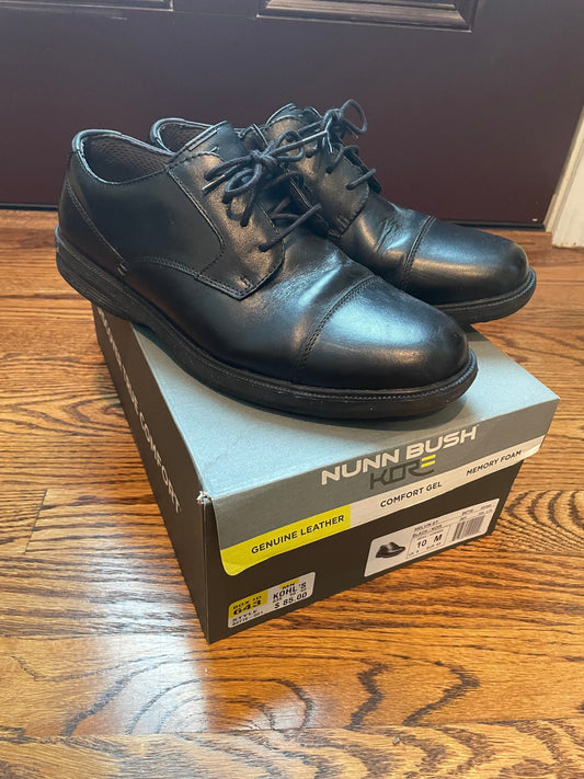 #121 Men's size 10 Nunn Bush black leather dress shoes, EUC