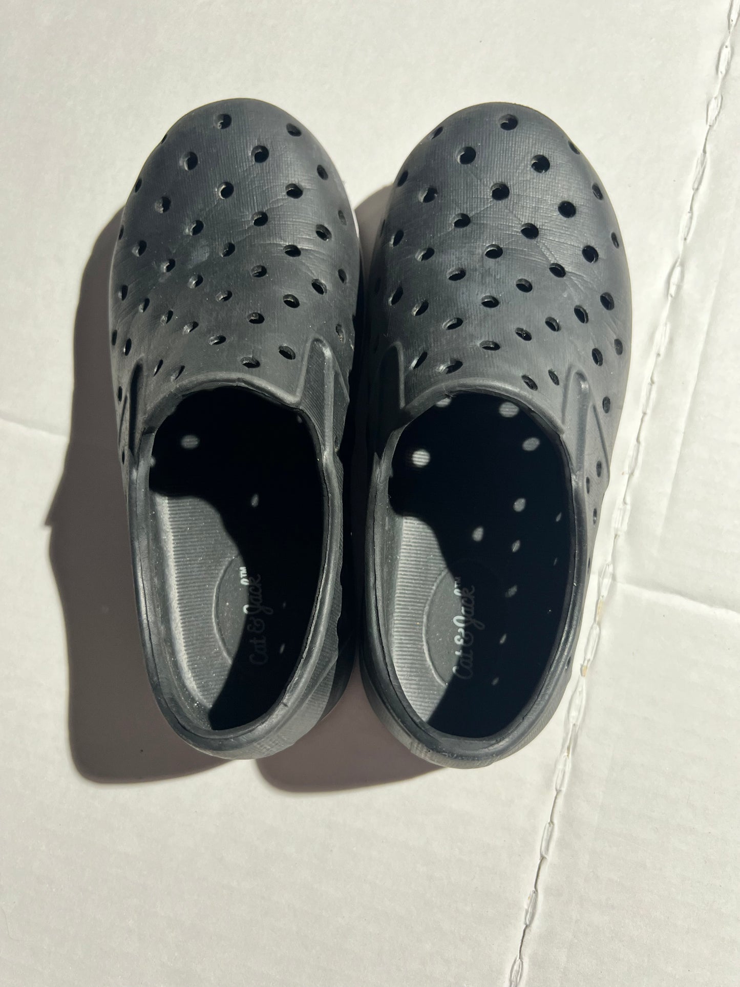 #100 Boys Cat and Jack 9 Native Style Shoes