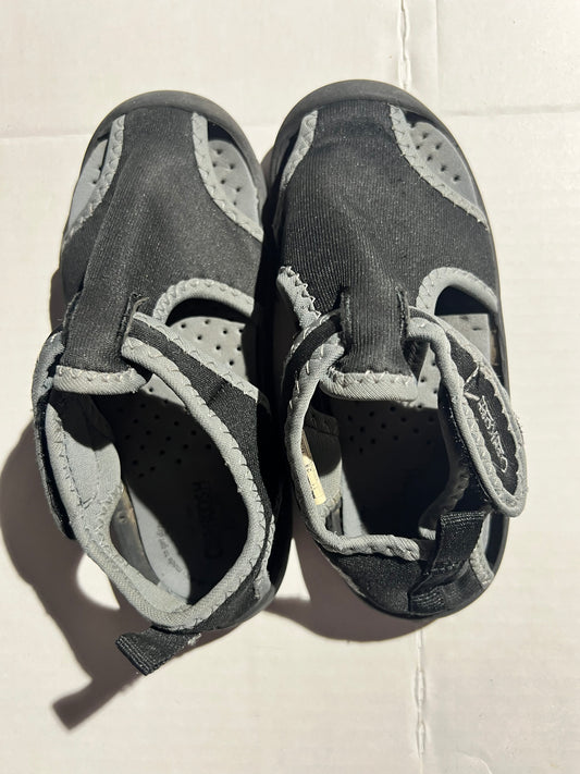 #100 Boys 11 Oshkosh Water Shoes
