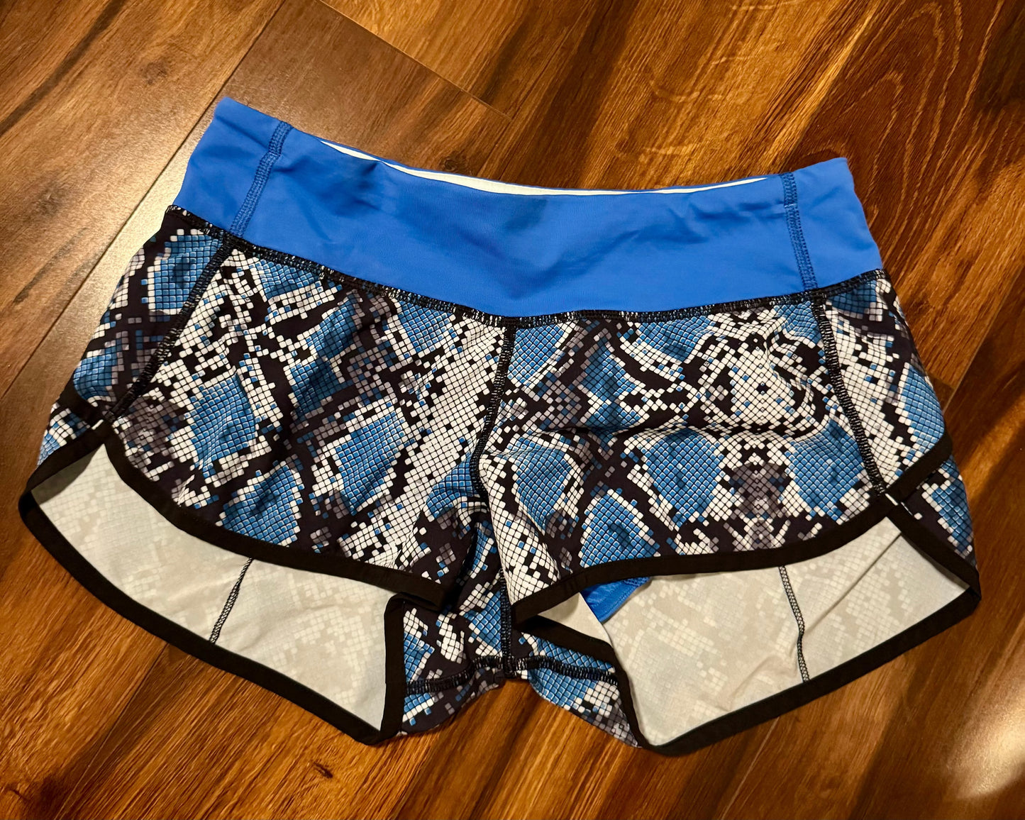Seller #144 Lululemon Shorts "Speed Up High Rise Short - 2.5 inch" Size 4 Blue Snakeskin Print
