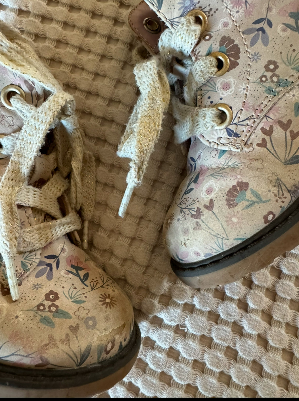 #207 7C toddler Cat & Jack floral boots (see flaw)