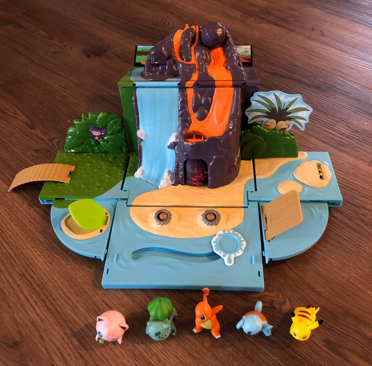 #137 Pokémon Carry Case Volcano Playset with extra characters