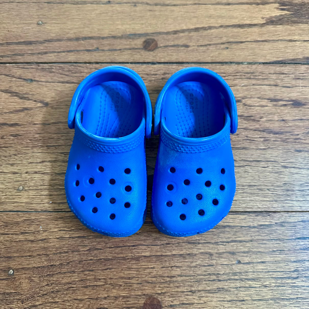 #113	GUC Boys Crocks, Color Blue, size 6