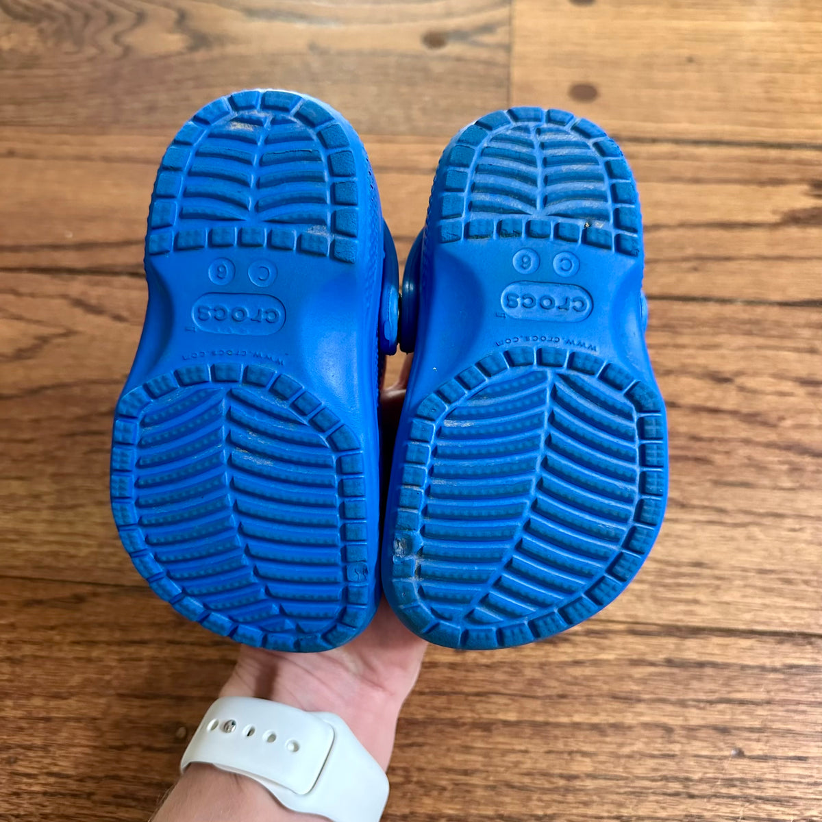 #113	GUC Boys Crocks, Color Blue, size 6
