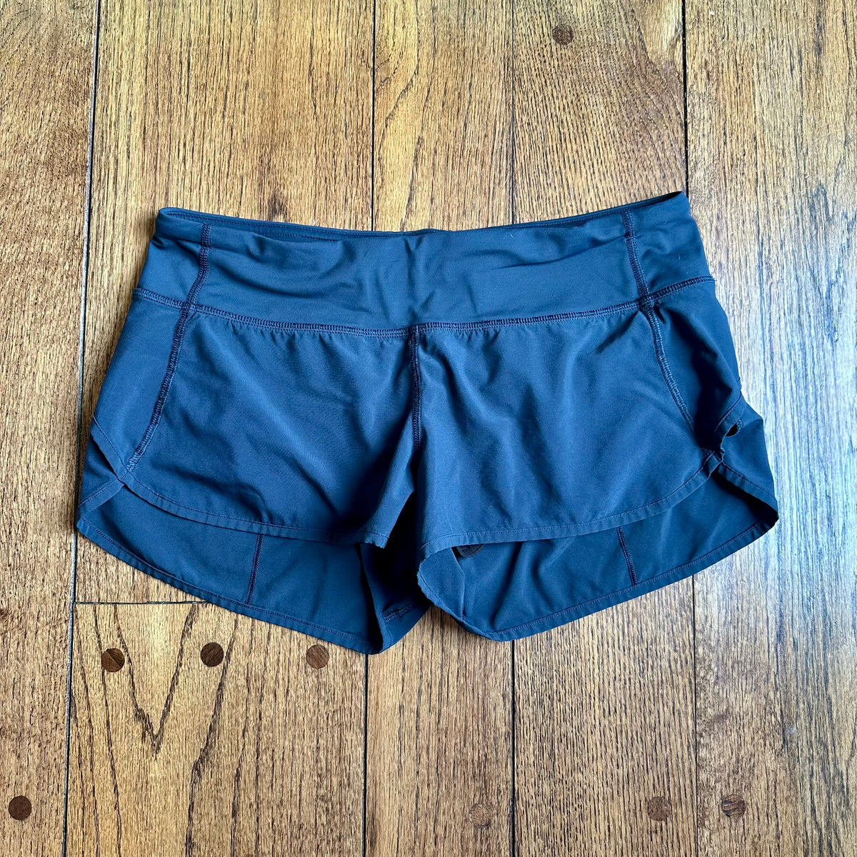 #113	EUC Womens Lululemon Speed Up Low-Rise Lined Short 2.5", Navy, size 6