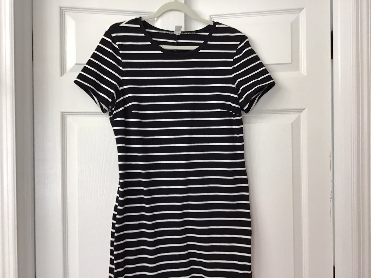 #90: Old Navy Women’s Black & White Striped T-Shirt Dress Size Large
