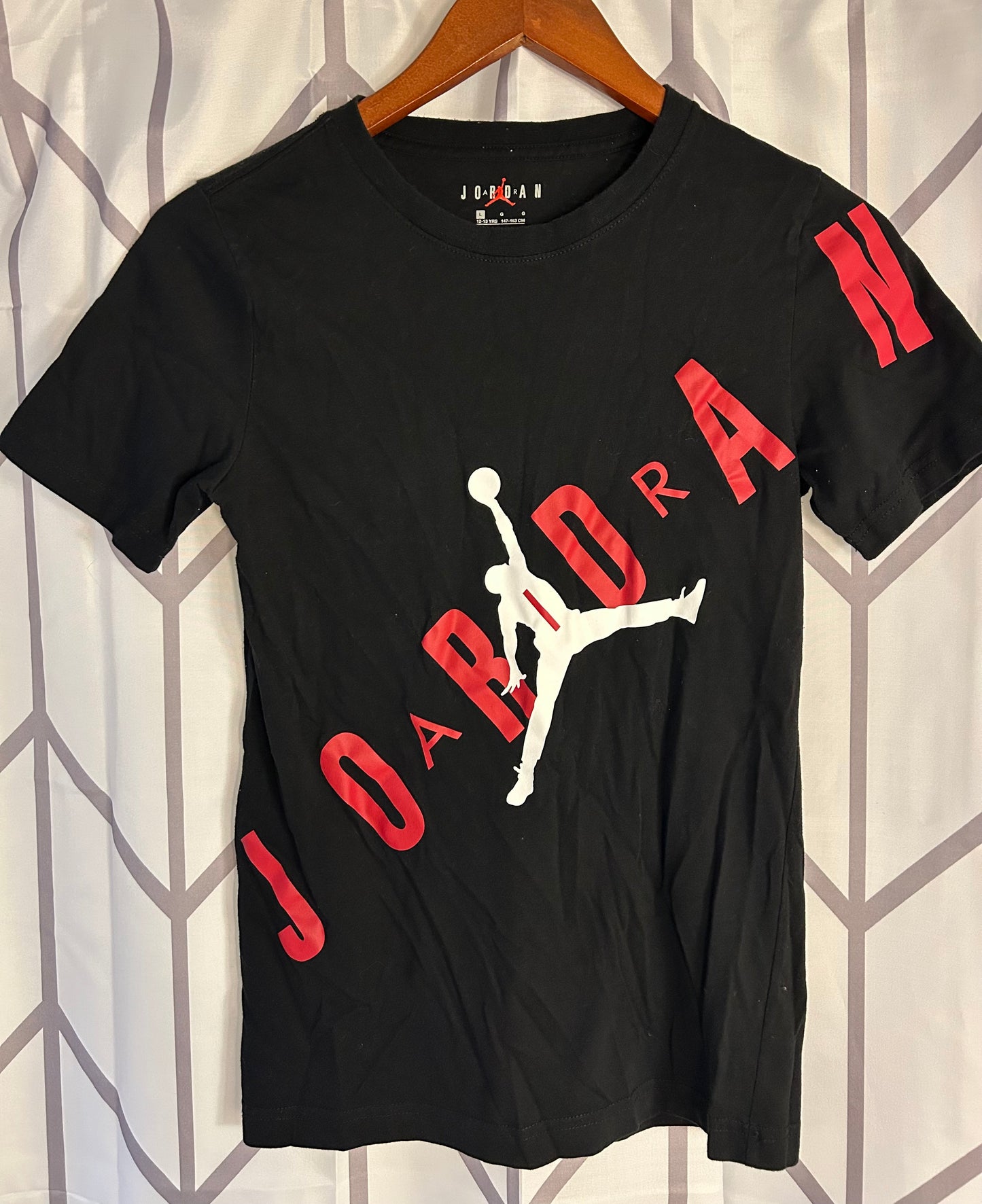 #7 Jordan tee boys size L