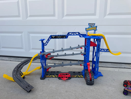 Seller #22 - Monster Jam garage - LIKE NEW