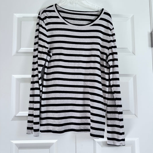 Seller 147 | Women’s XL | Gap stripped black and cream long sleeve