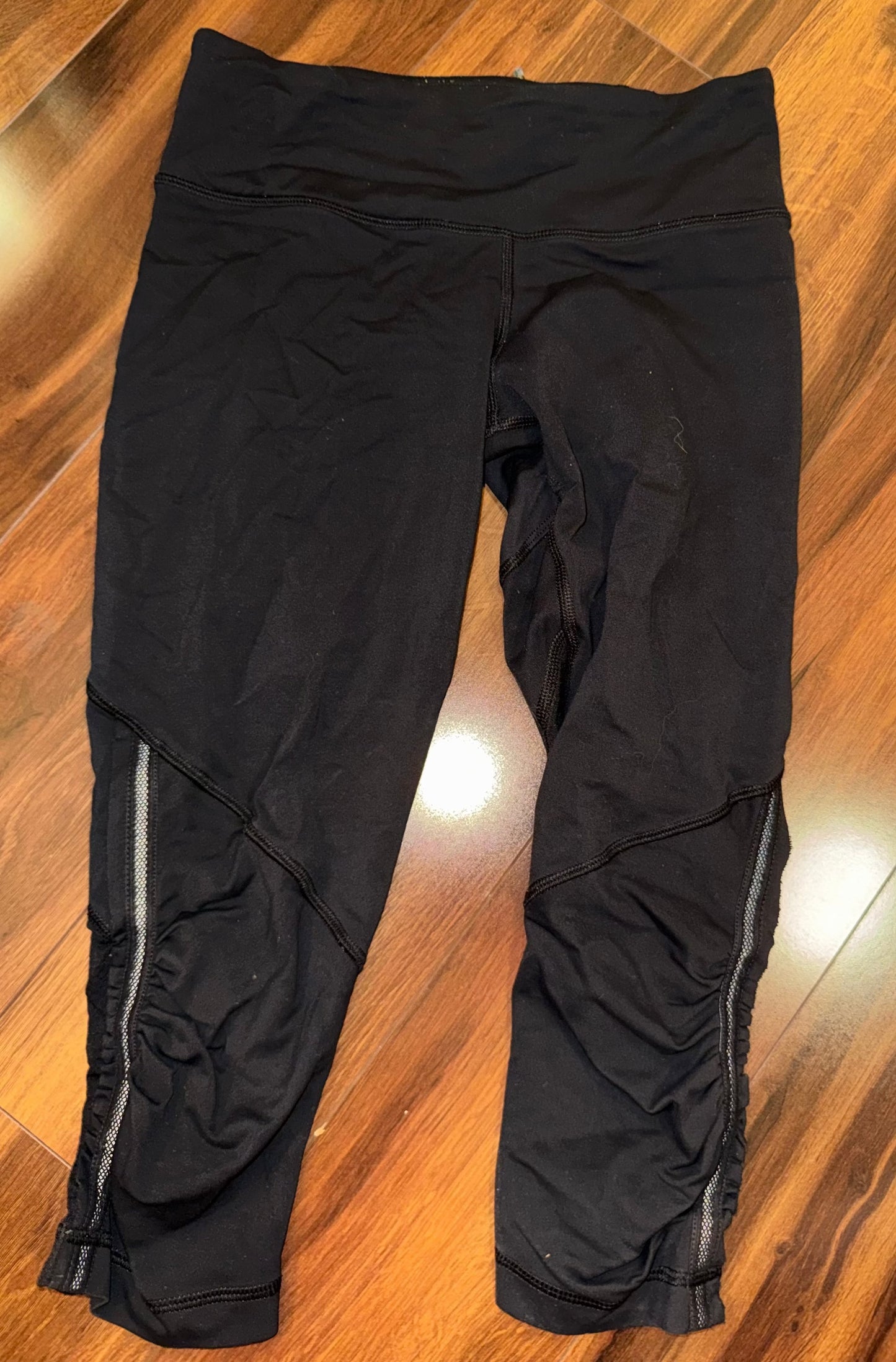 Seller #144 LULULEMON Black Cropped Leggings - Size 4