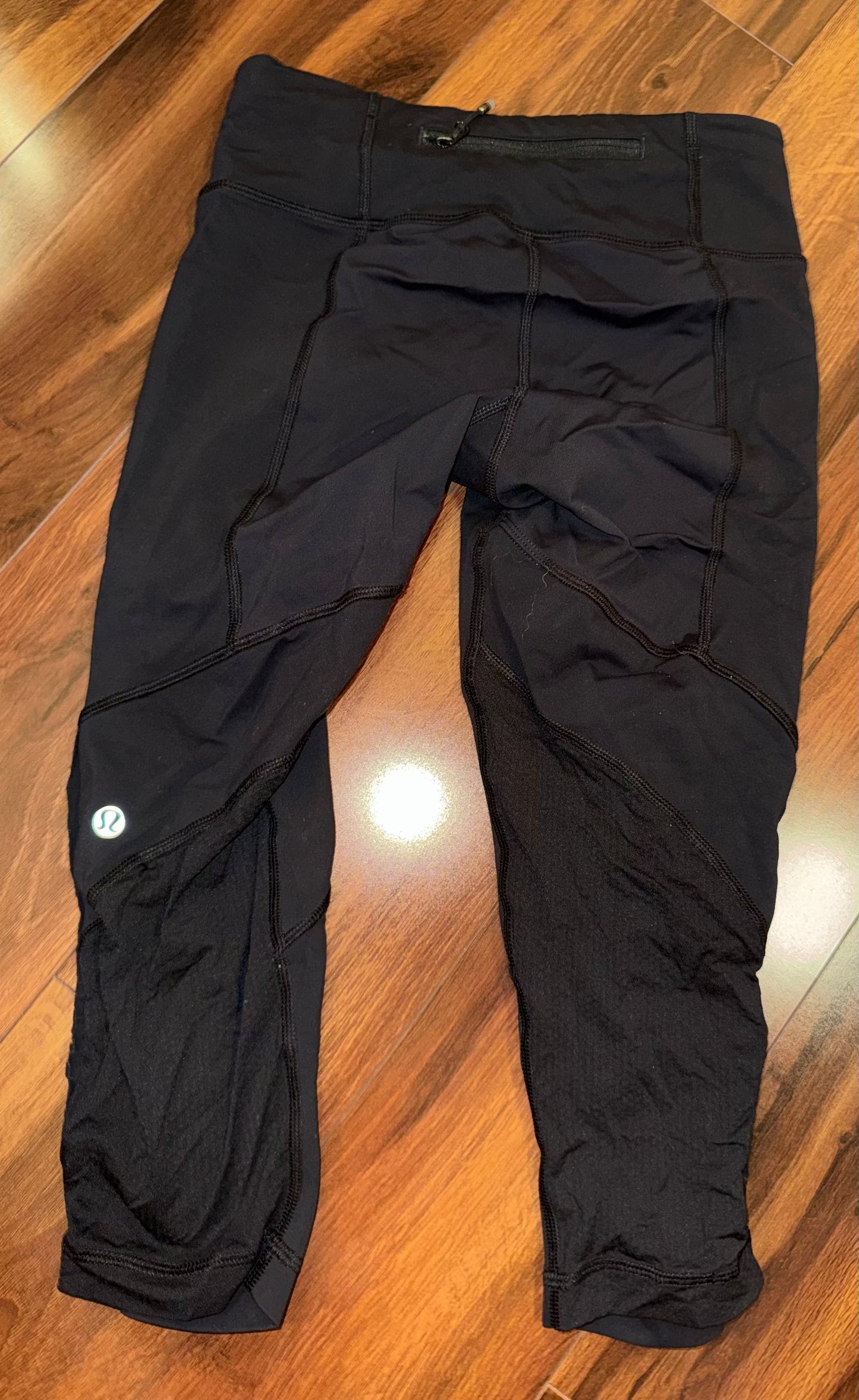 Seller #144 LULULEMON Black Cropped Leggings - Size 4