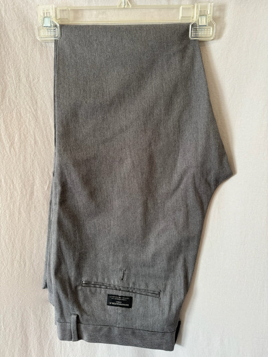 Men’s Gray Banana Republic slim fit Chino Pants Size 33 x 32 PPU Newport- 41071