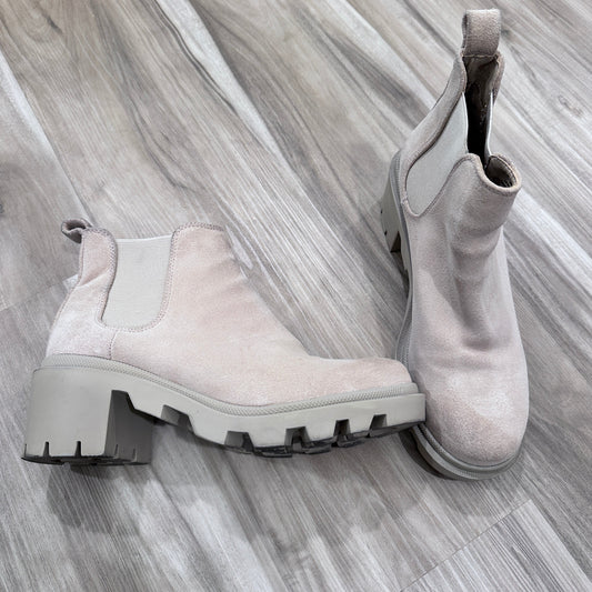 Seller 147 | reduced Women’s 8.5 Steve Madden suede boots
