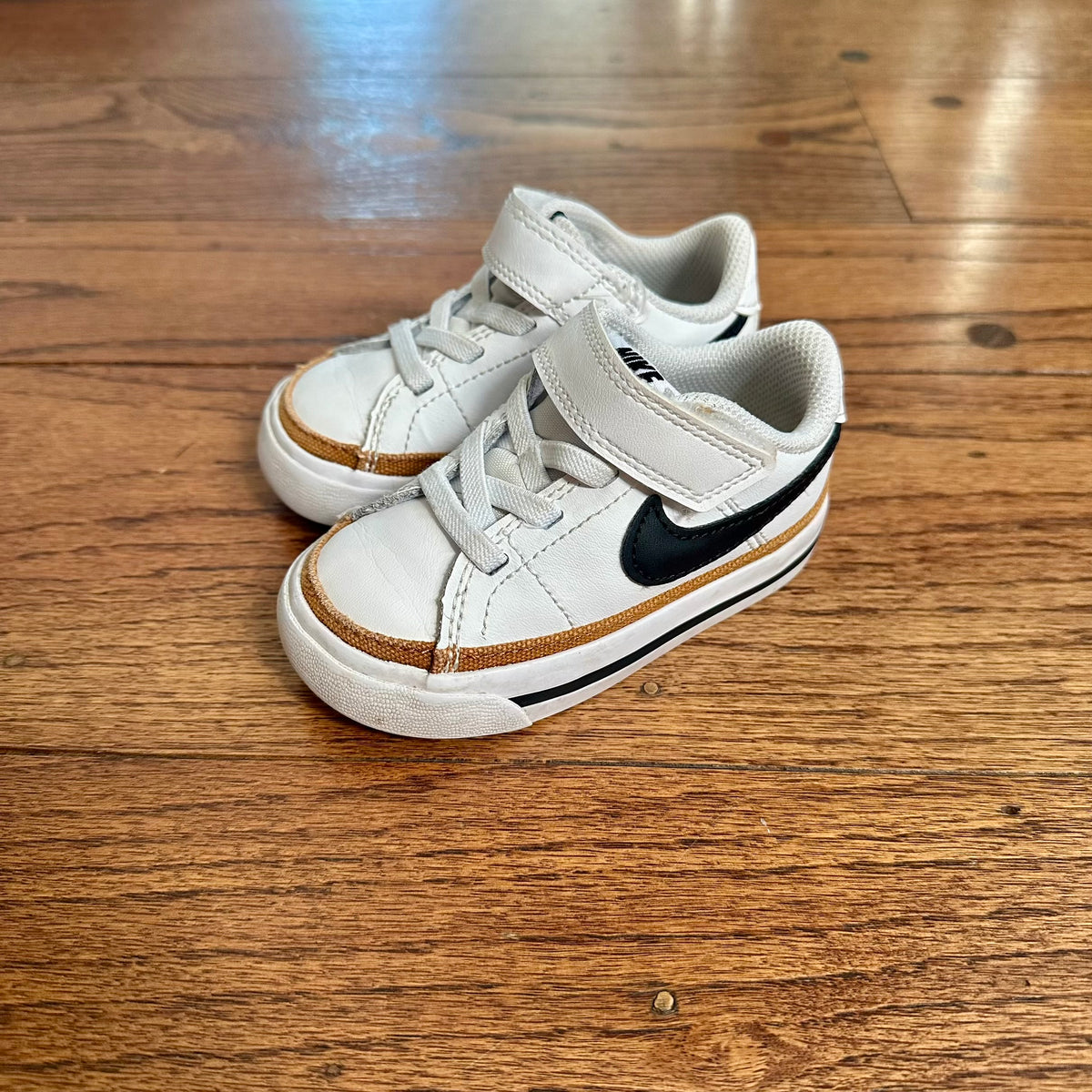 #113	GUC Boys Nike White Court Legacy Shoes, size 5