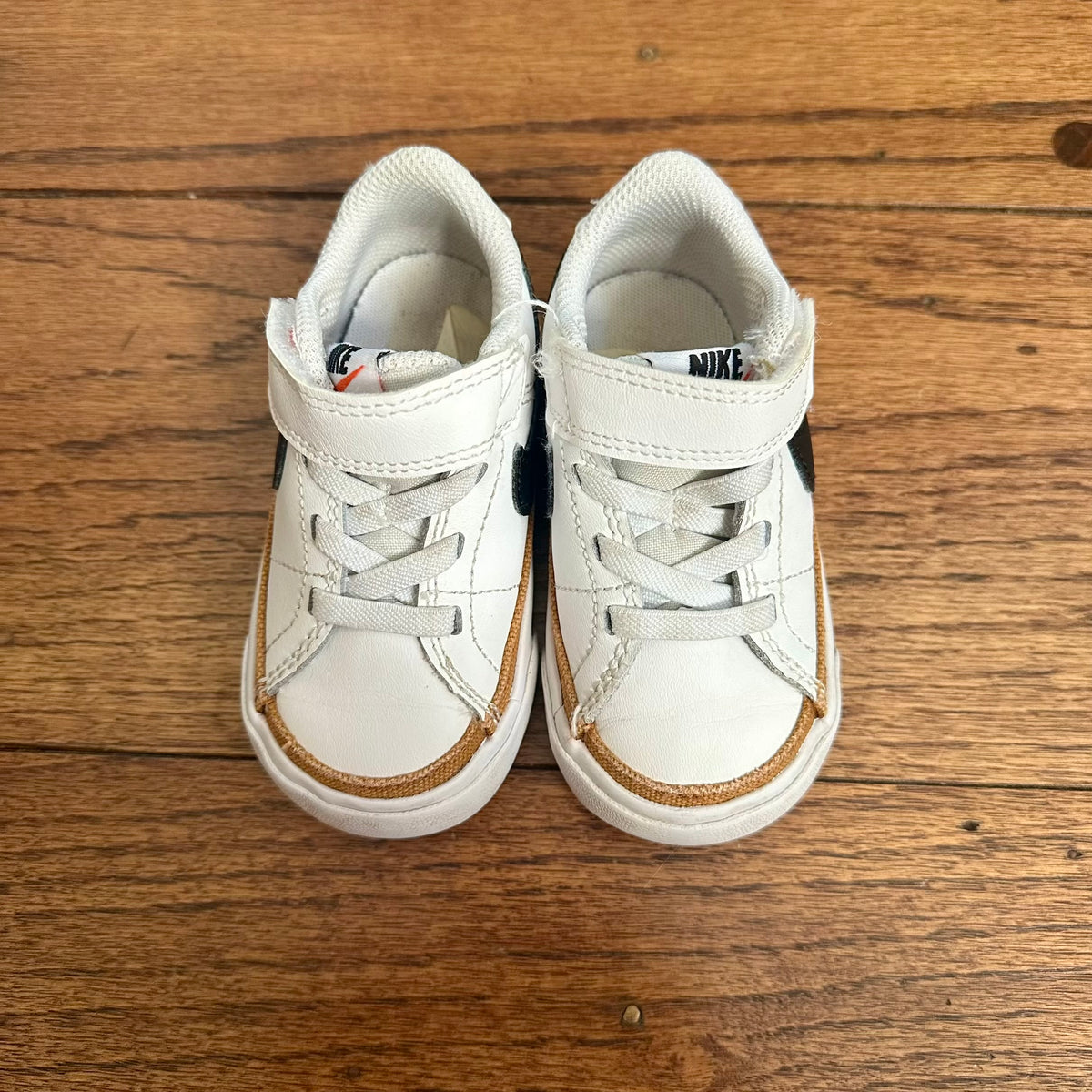 #113	GUC Boys Nike White Court Legacy Shoes, size 5