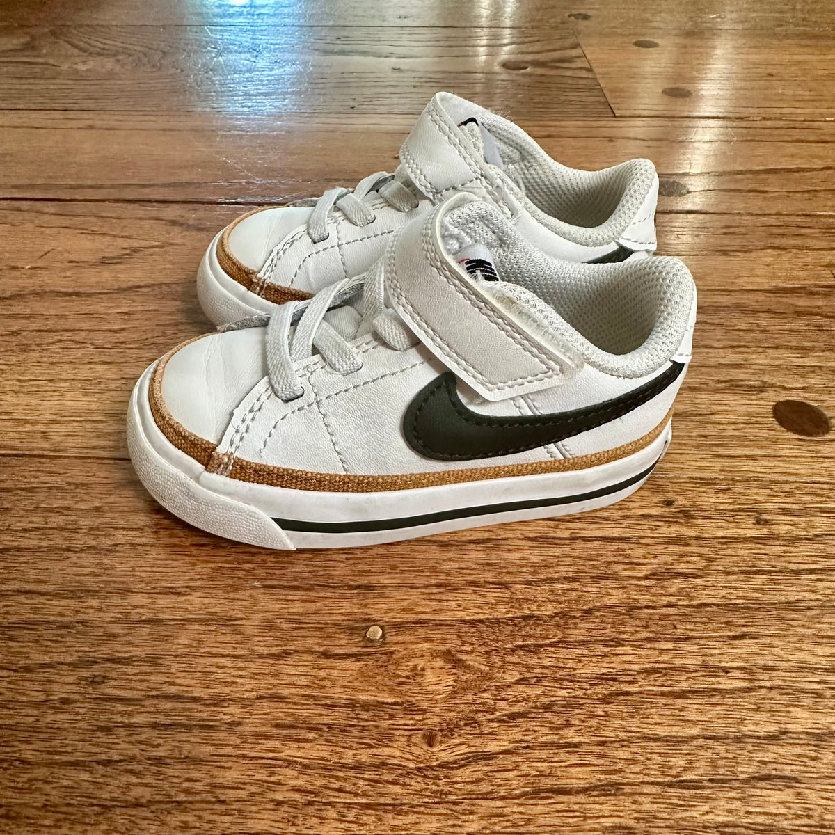 #113	GUC Boys Nike White Court Legacy Shoes, size 5