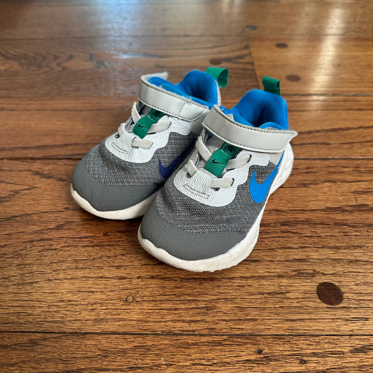 #113	GUC Boys Nike Blue / Gray Running Shoes, size 6