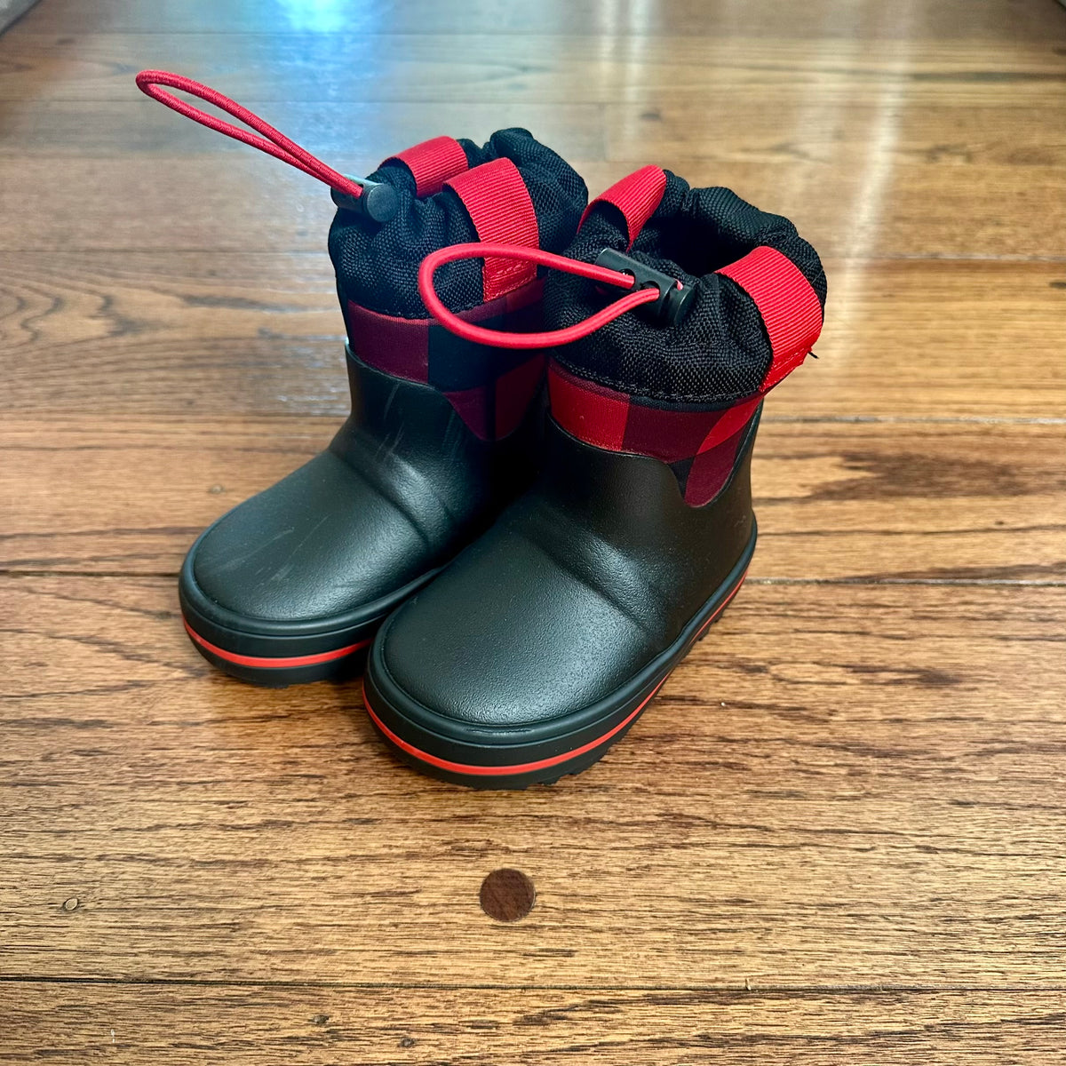 #113	EUC Boys Cat & Jack Black with Red Plaid Snow Boots, size 5