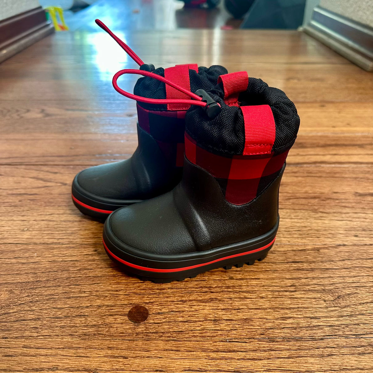 #113	EUC Boys Cat & Jack Black with Red Plaid Snow Boots, size 5