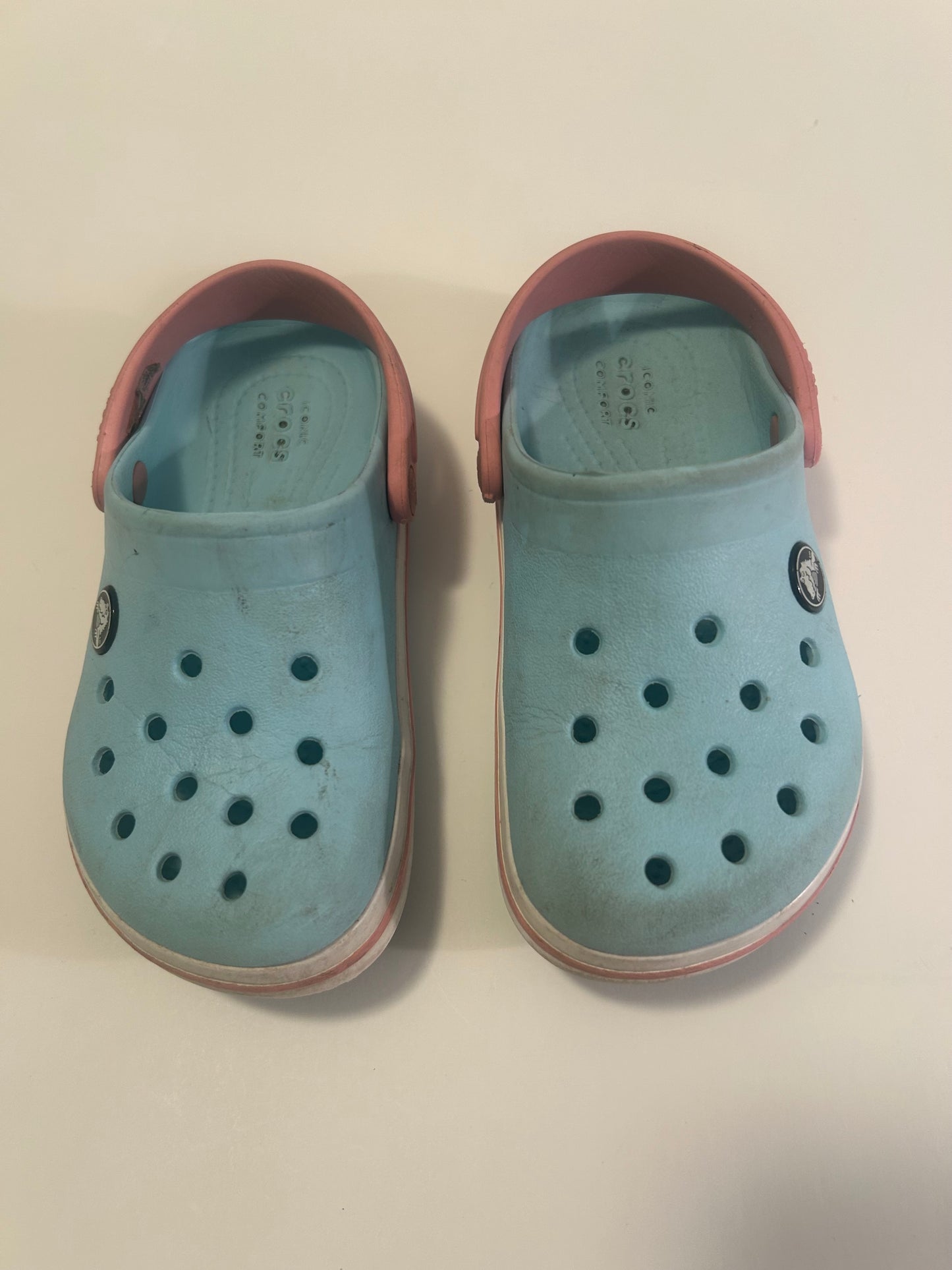 #142 girls Crocs size C11 GUC