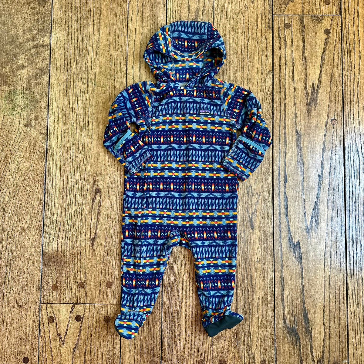 #113	EUC Boys Patagonia Micro D Fleece Bunting Navy Geometric Pattern, size 6-12 months