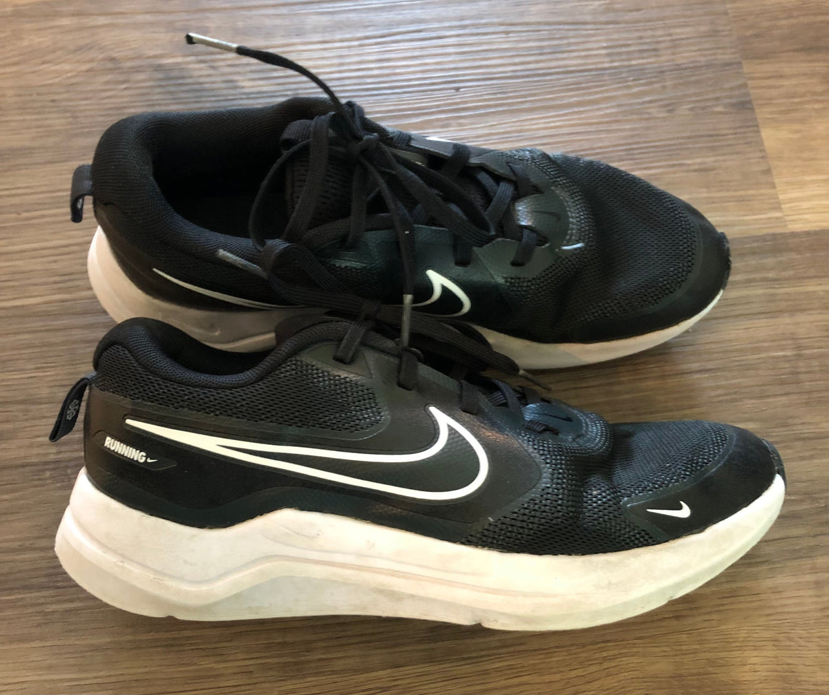 #137 Nike gym shoes 6.5Y