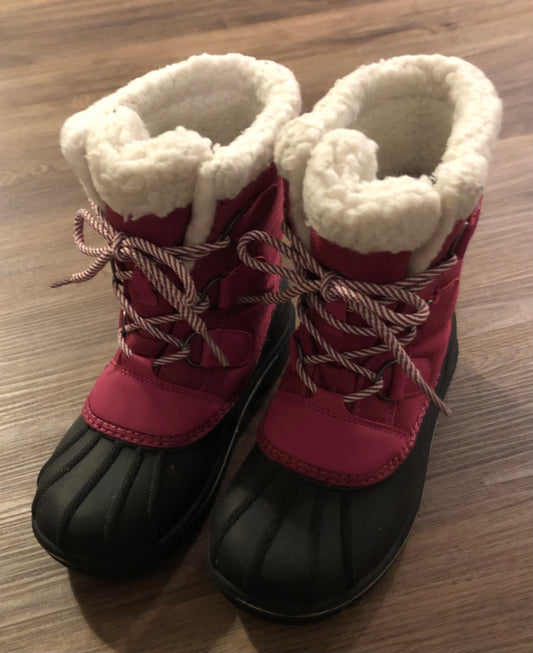 #137 Cat & Jack girls snow boots size 2