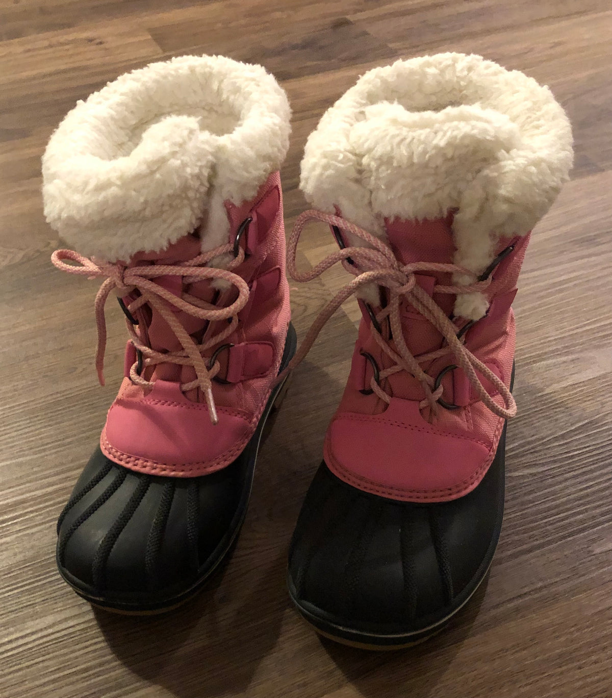 #137 Cat & Jack girls snow boots size 2