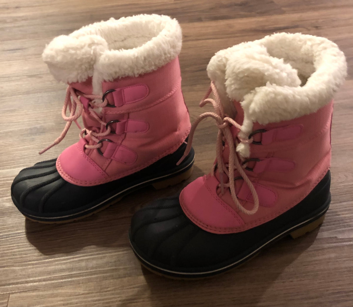 #137 Cat & Jack girls snow boots size 2