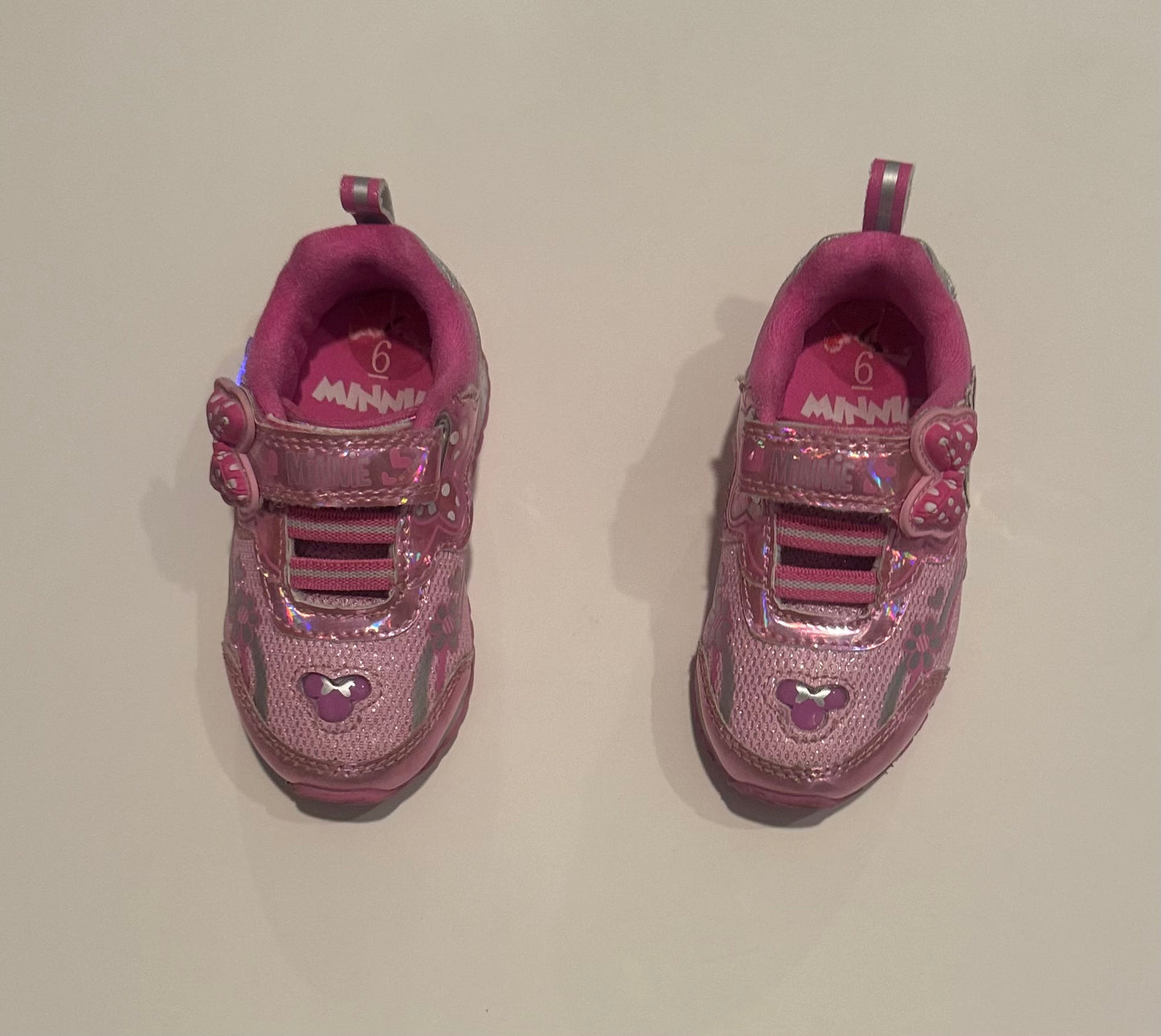 #187 Girls Size 6 Minnie Mouse Light Up Shoes