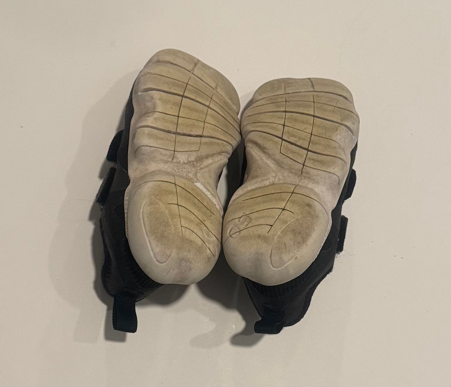 #187 Boys Size 8c Black Nike Sneakers