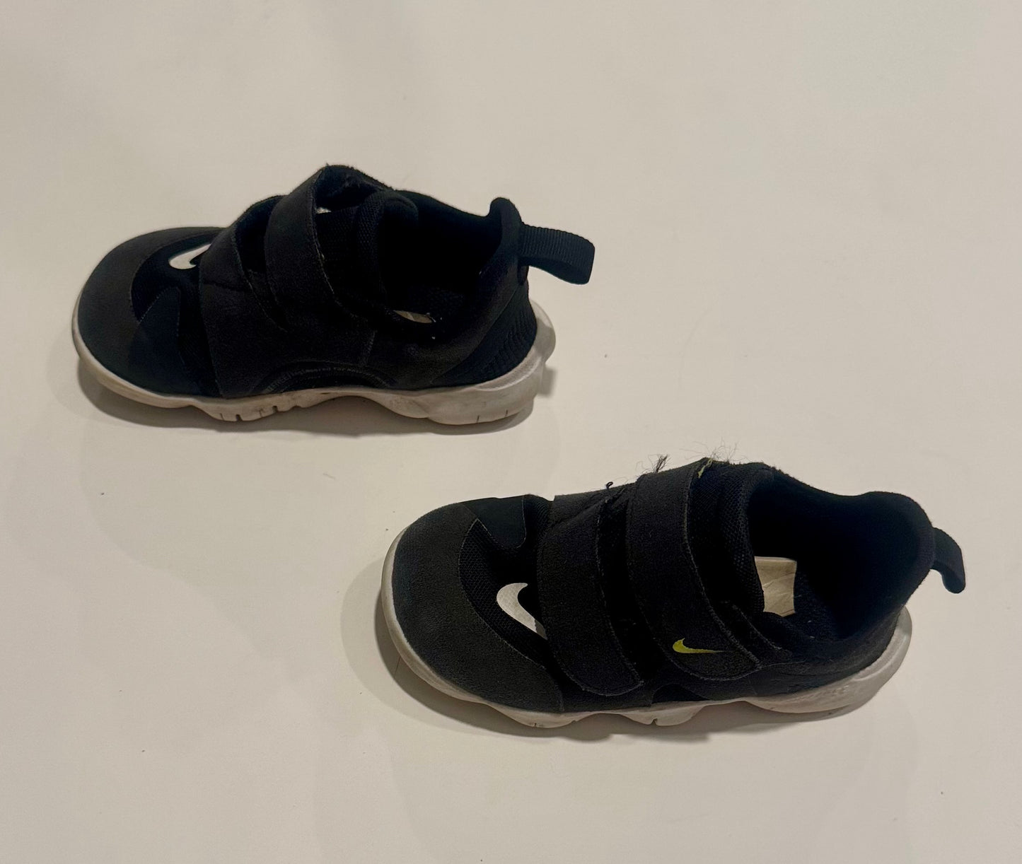 #187 Boys Size 8c Black Nike Sneakers