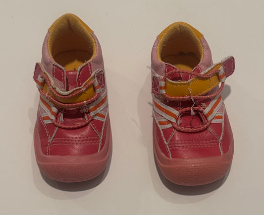 #187 Girls Size 5 Rising Star Sneaker