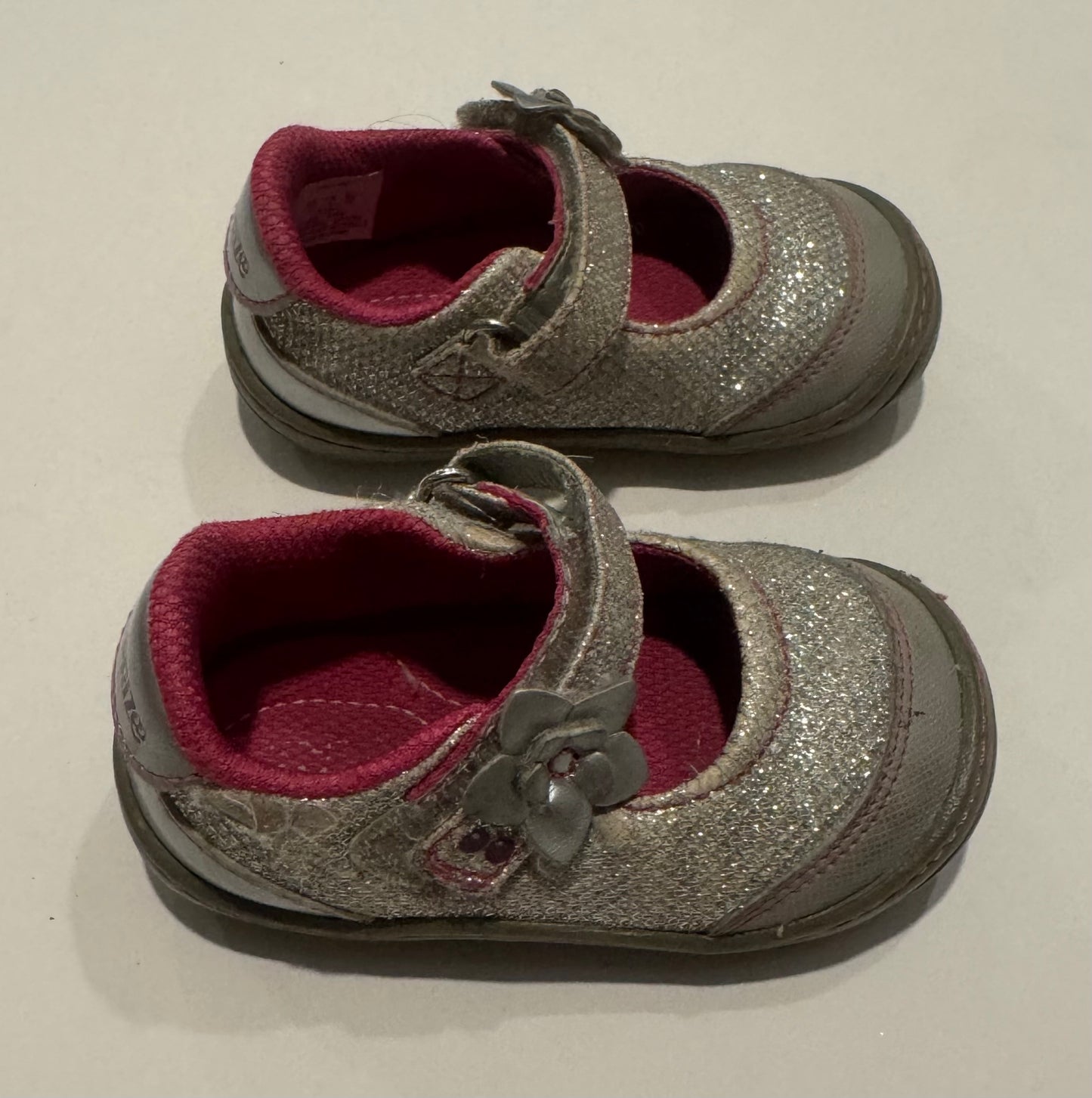 #187 Girls Size 4 Stride Rite Sneakers