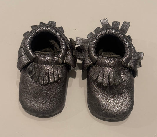 #187 Girls or Gender Neutral Size 2 Silver Freshly Picked Fringe Moccasin
