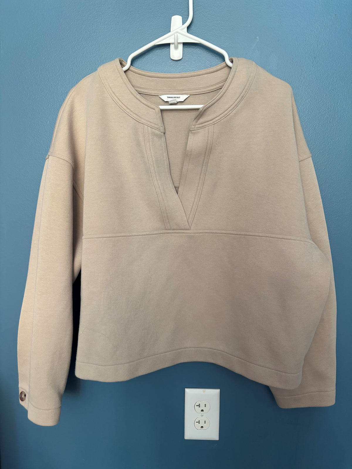Seller #50 V-Neck Banana Republic Sweatshirt, Size L EUC