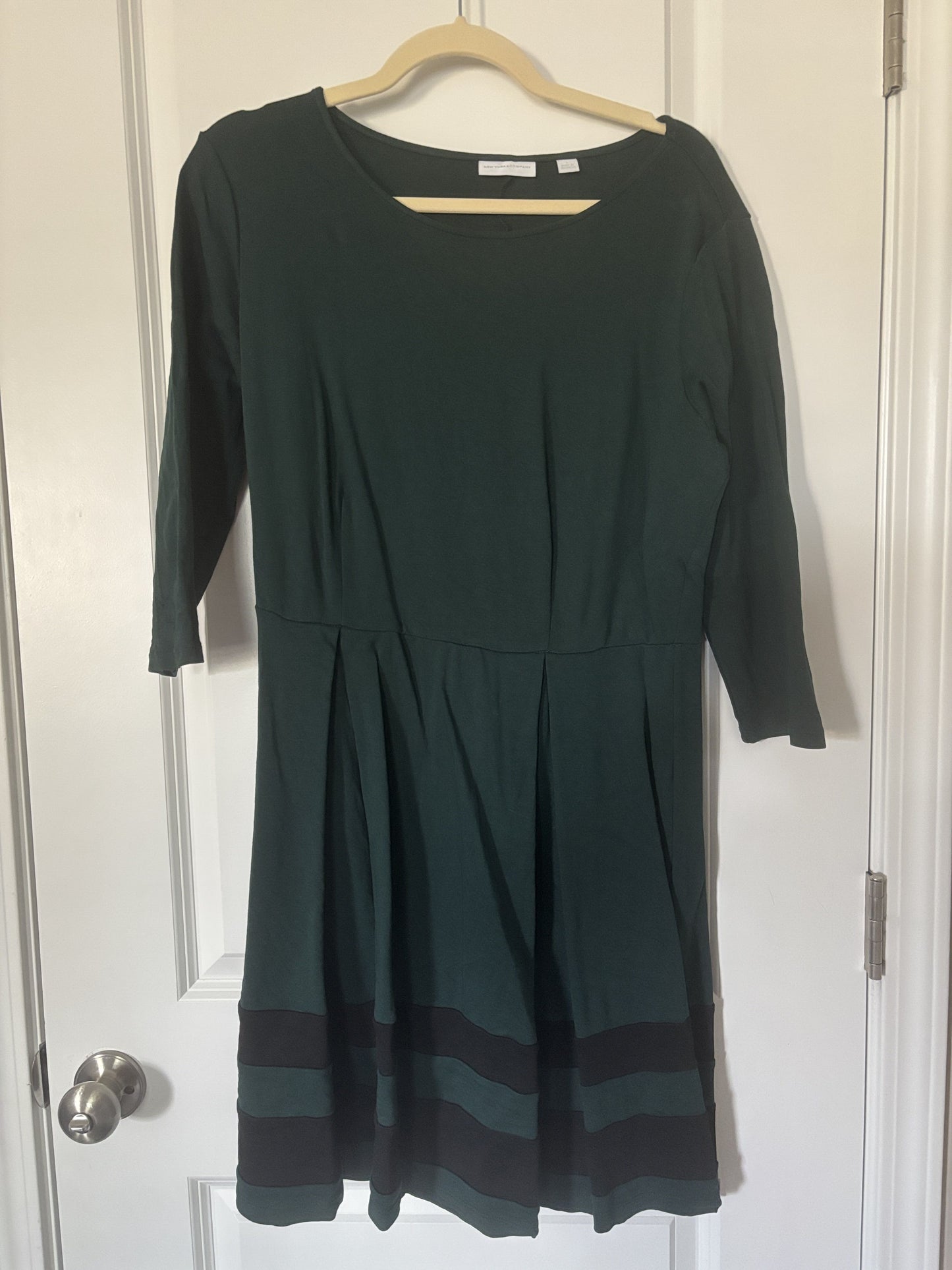 #138 - L - VGUC New York & Co - Green Skater Dress - PU 45236