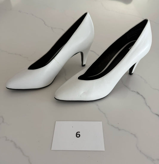 #42 Women's BP White heel with pointed toe - 6