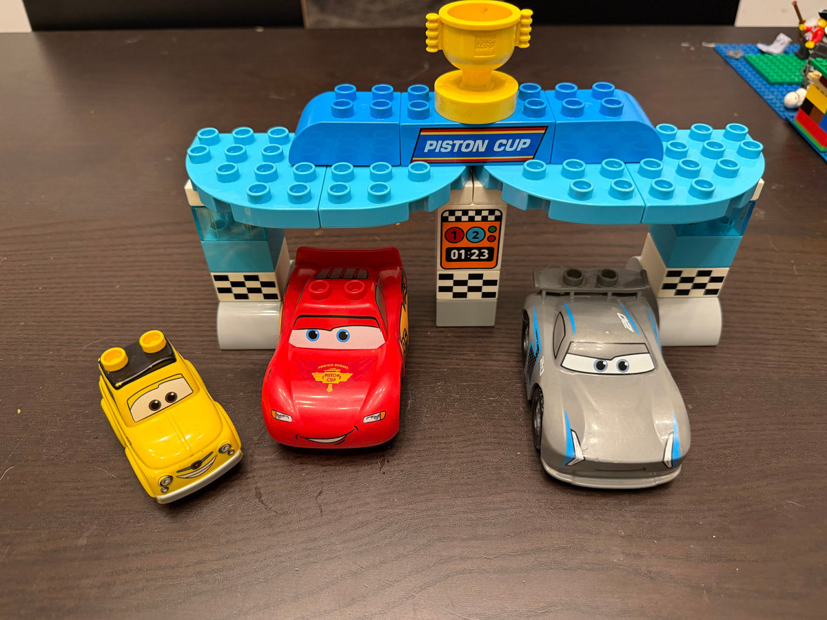 Seller#65 Lego duplo piston cup *missing green flag*