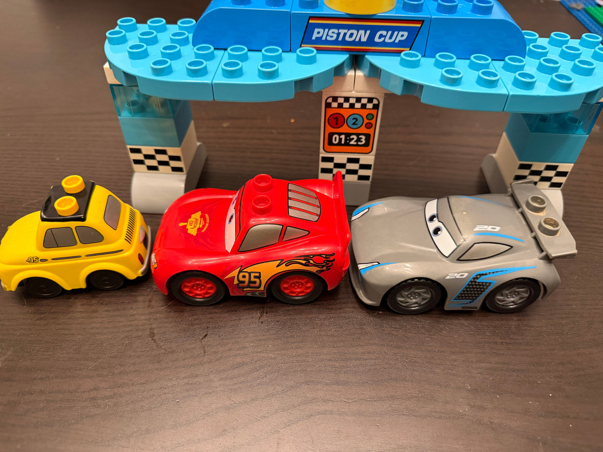 Seller#65 Lego duplo piston cup *missing green flag*