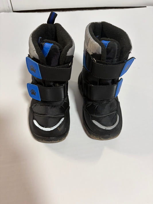 #27 Boys snow boots size 8