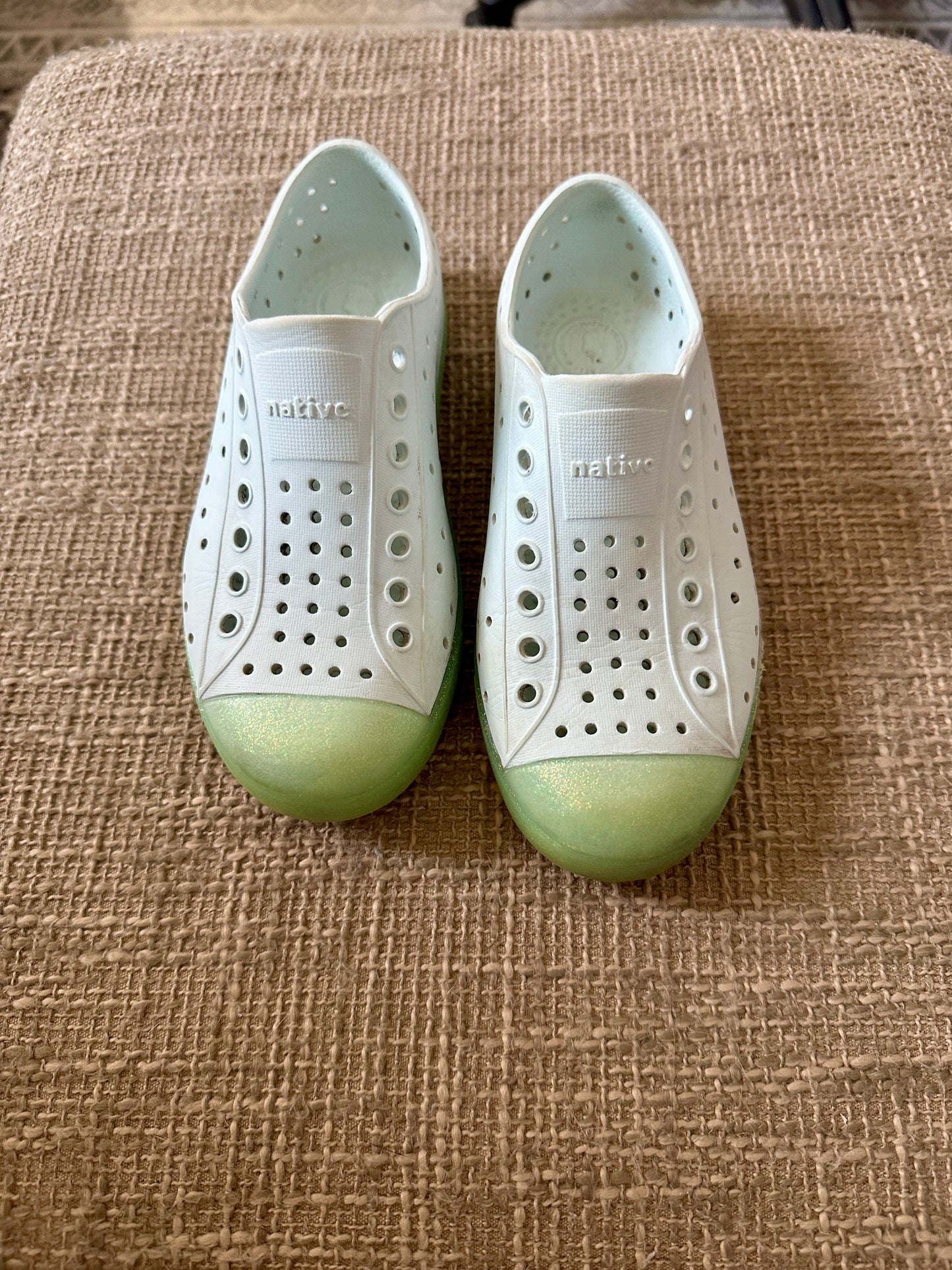 #162 Native Shoes Girls 12