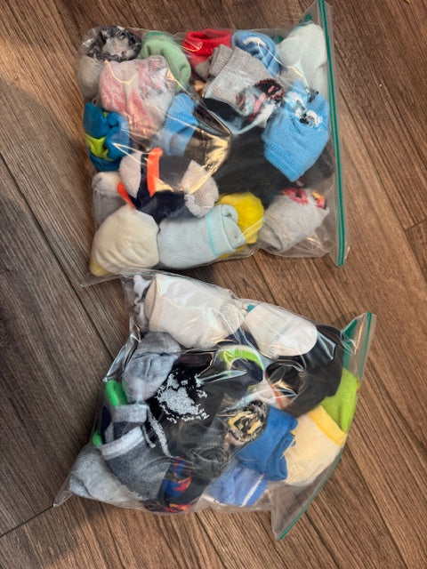 Seller #22 - 20 pairs of toddler boys socks - GUC